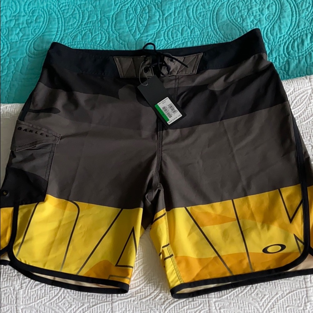 Oakley men’s stretch board shorts size L